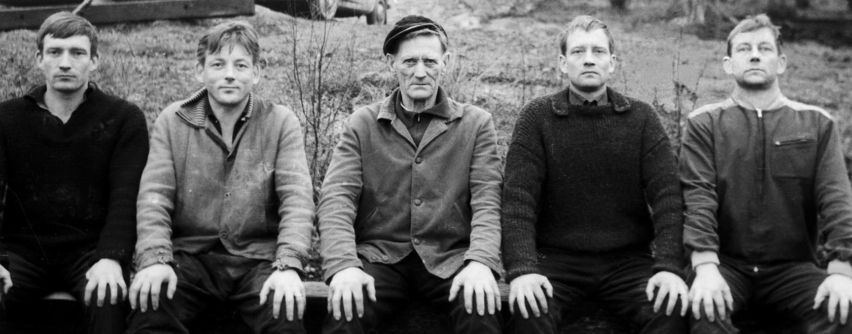 Yrjö, Kain, Vihtori, Harri ja Marko Tapper Juholan pihamaalla 1960-luvulla. Kuva: Saarijärven museo